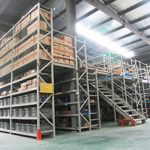 Frozen goods storage mezzanine