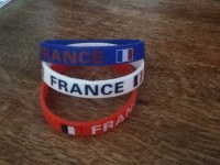 Bracelets et sticks peinture visages supporters